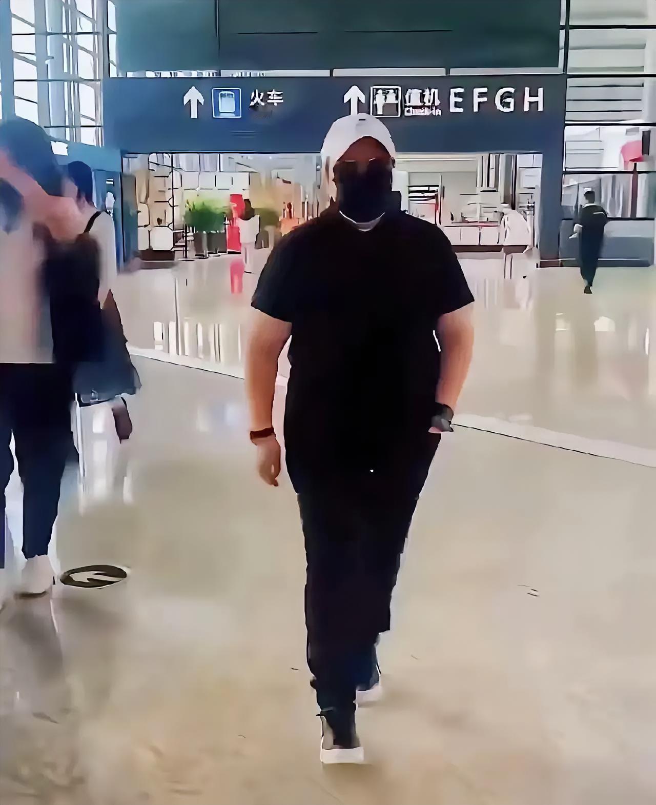 于东来发微博力挺韩红，想给她撑腰。结果呢，本来快消停的事，又炸了。

大家本来都