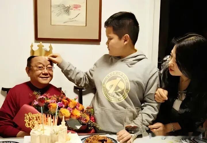 王刚真幸福，都是老男人了，妻子和儿子一起陪伴着他给他过生日，他的头发还是乌黑的，