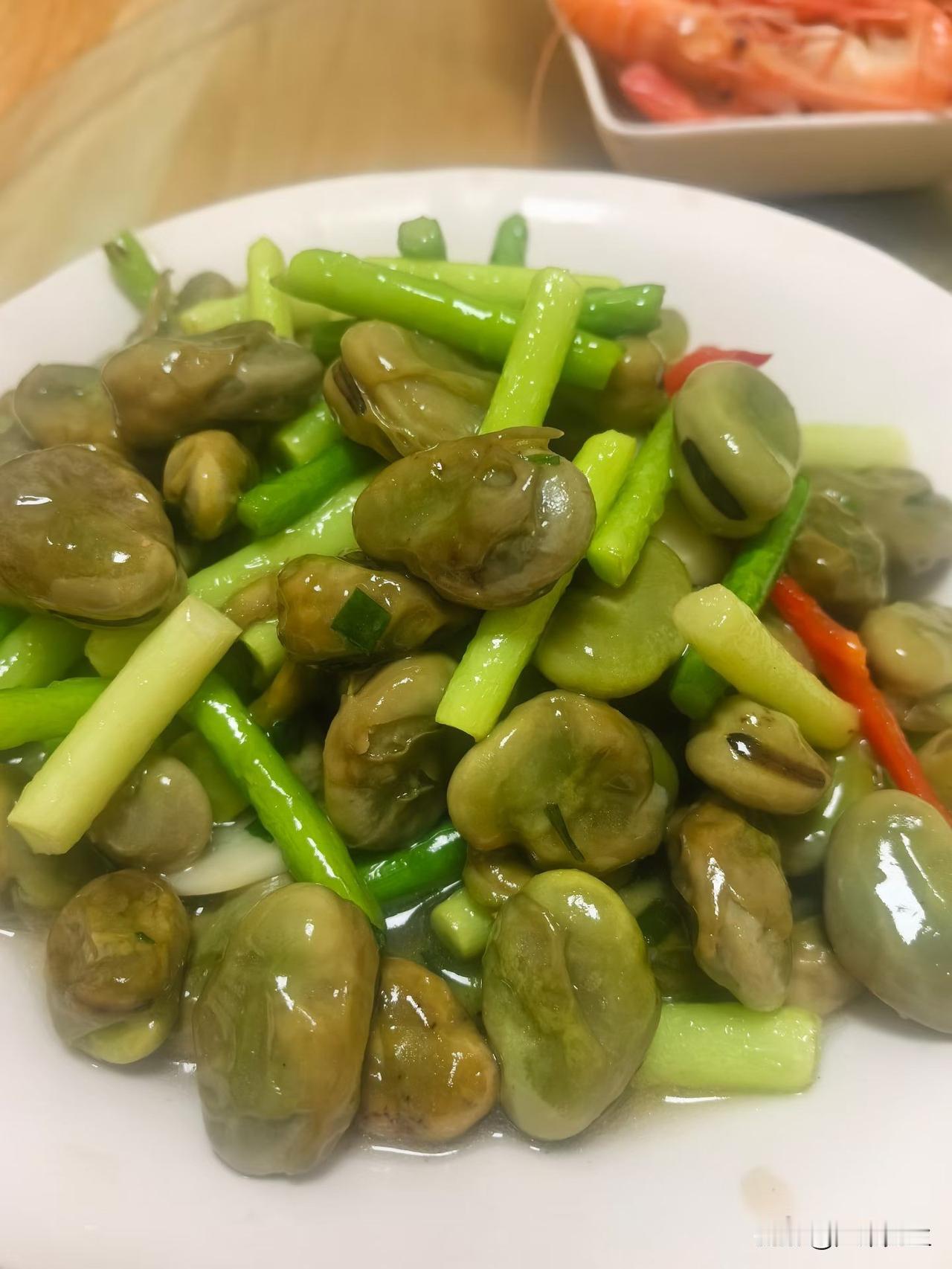 想着许久未见，便欣然应允。骑车去往农庄，一路风清日和，乡间的风带着草木的清甜，格
