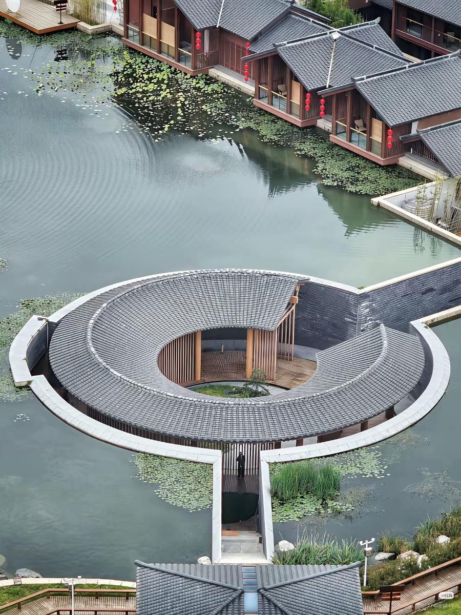水上环形古建惊艳全网，中式山水院落，把东方风雅刻进建筑里

中式绝美建筑 彭州龙