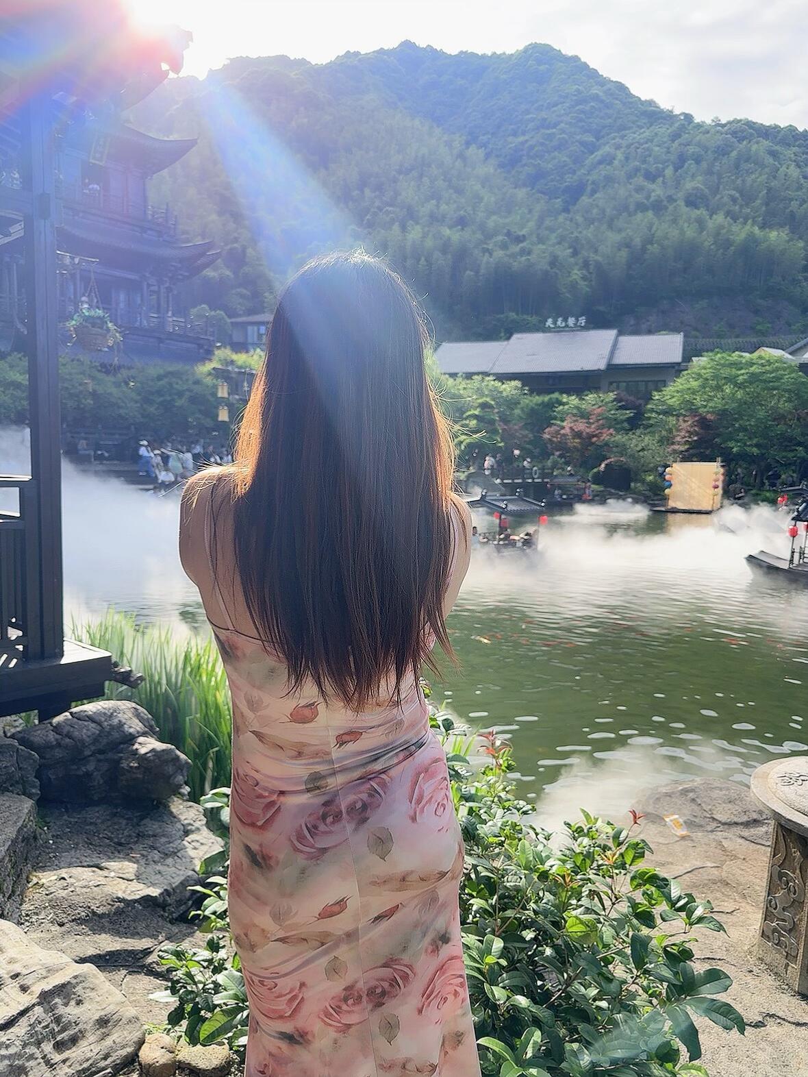 一条特别扎心的广告：
什么都舍不得买，
来世界干嘛？
累死累活当攒钱机器，
到头