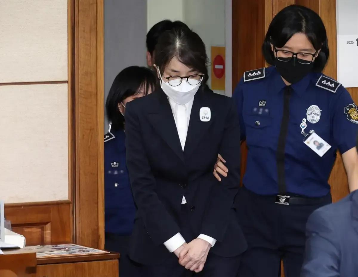 韩国前总统尹锡悦和夫人金建希的二审判决出来了，分别被判了7年和4年。
法官都推翻