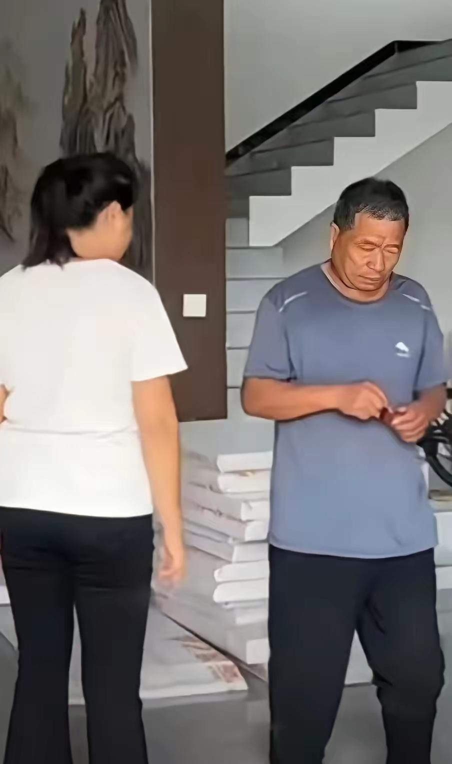 去厕所里抽？
女儿的一句话，寒了老父亲的心，老父亲深知女儿家永远不是自己的家，卷