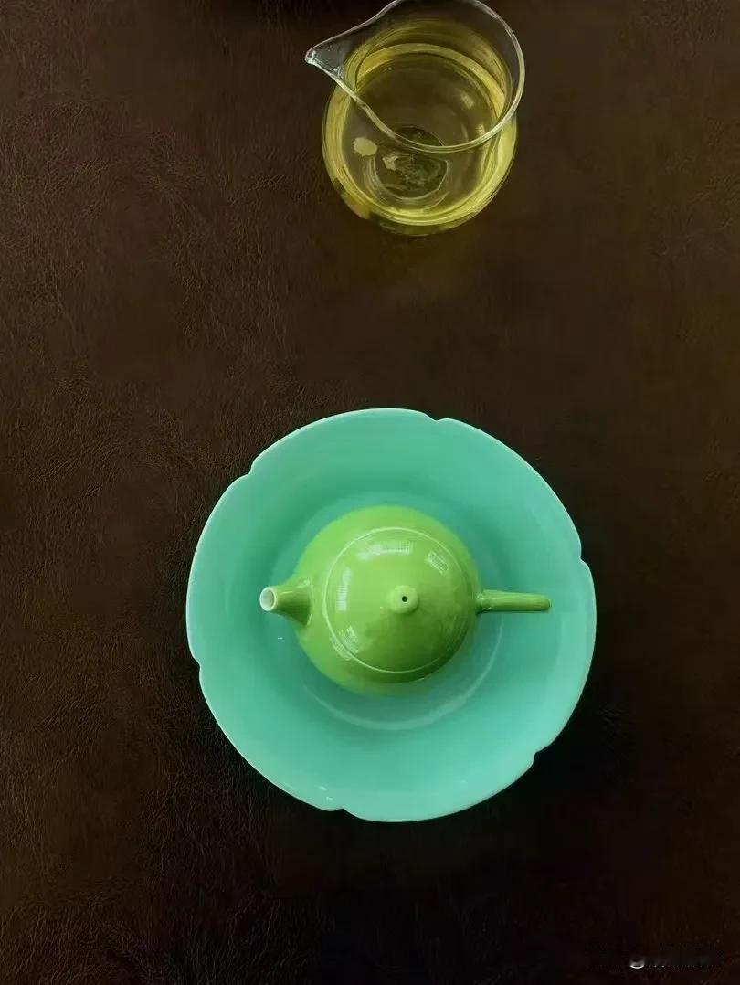 茶器美学￤单釉为境
宋瓷的雅，明器的拙，都凝在釉色流淌的呼吸里～
素胚无饰，一色