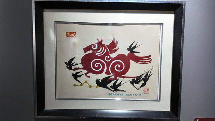 重庆大足：剪纸艺术迎新春 刀剪生花贺马年