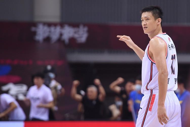 周鹏这状态，退役为上吧！
广东队本赛季的操作让人看不懂，新来了个洋教，徐杰按在板