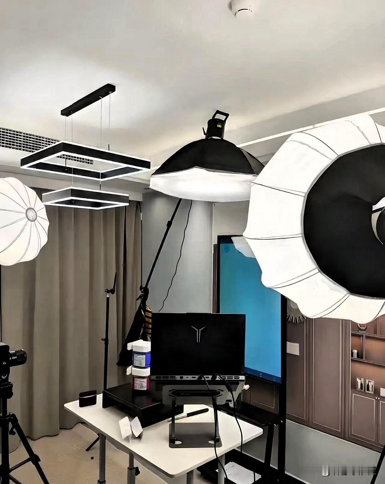 最近，我一朋友辞职了，她是干直播的，帮公司卖产品，每天播五个小时，月收入1万左右