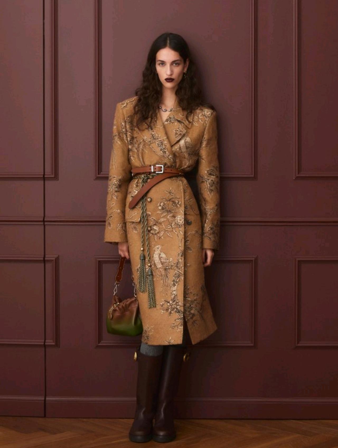 Etro 2026早秋系列的色彩美学令人沉醉。设计师将春日的绚烂色彩沉淀为秋日的