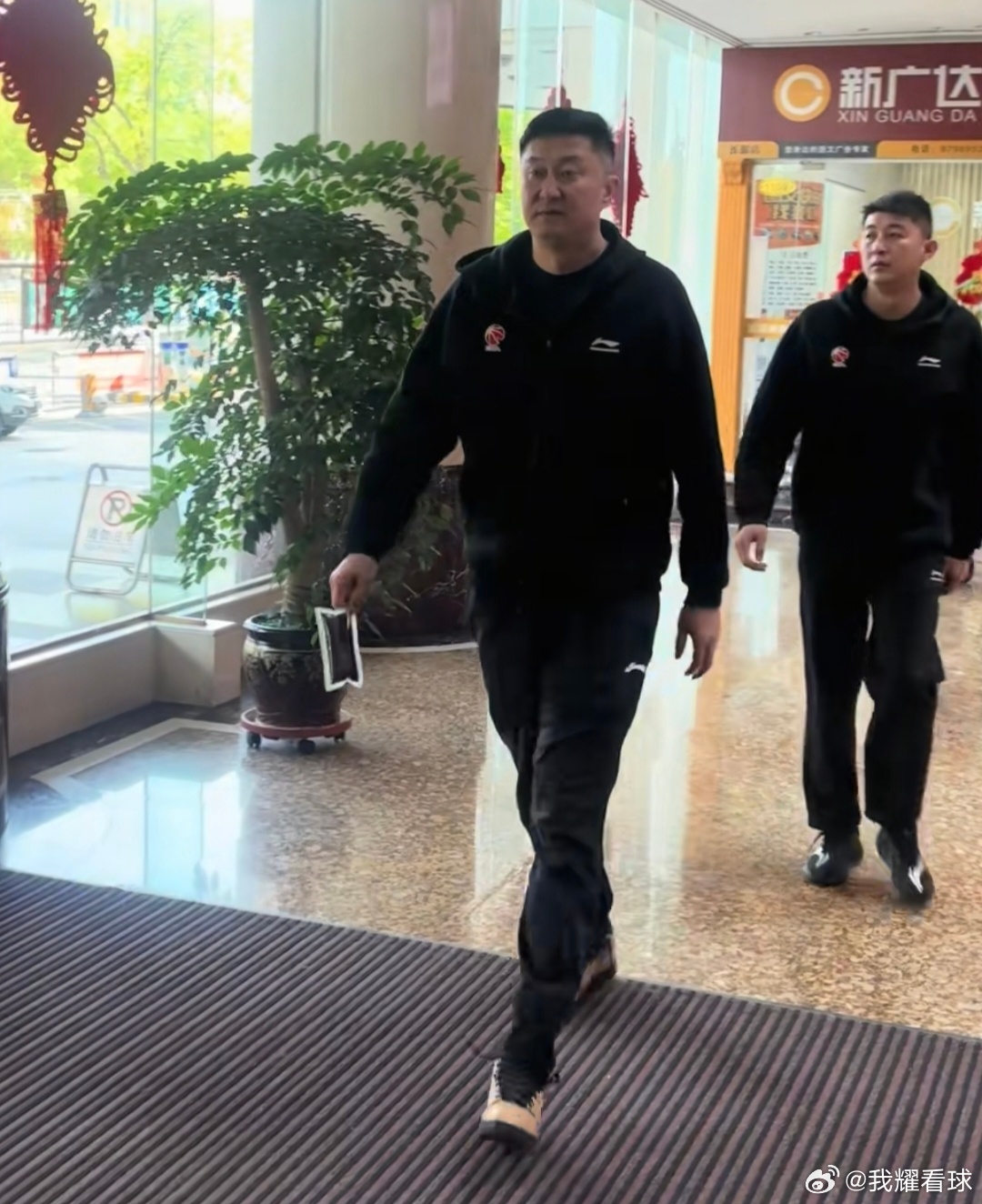 广东队最新备战动态，萨林杰和萨姆纳都没有随队前往客场，两位外援将缺席对阵山东的比