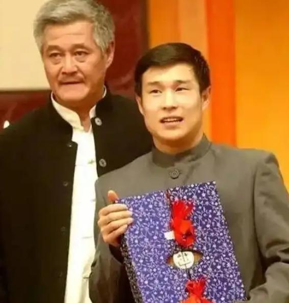2009年，小沈阳爆红赚到两个亿，可就在这个时，赵本山表示公司演员的40%收入，