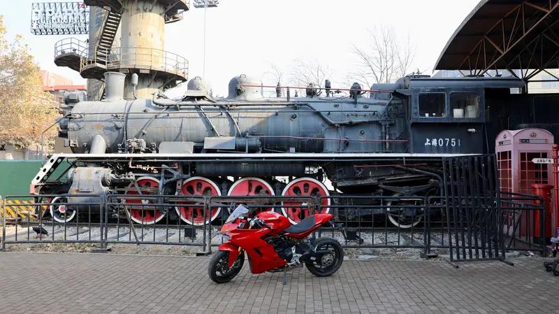 张雪驾驶500机车在比赛中夺冠，这一事件极具说服力。“三百六十行，行行出状元”，