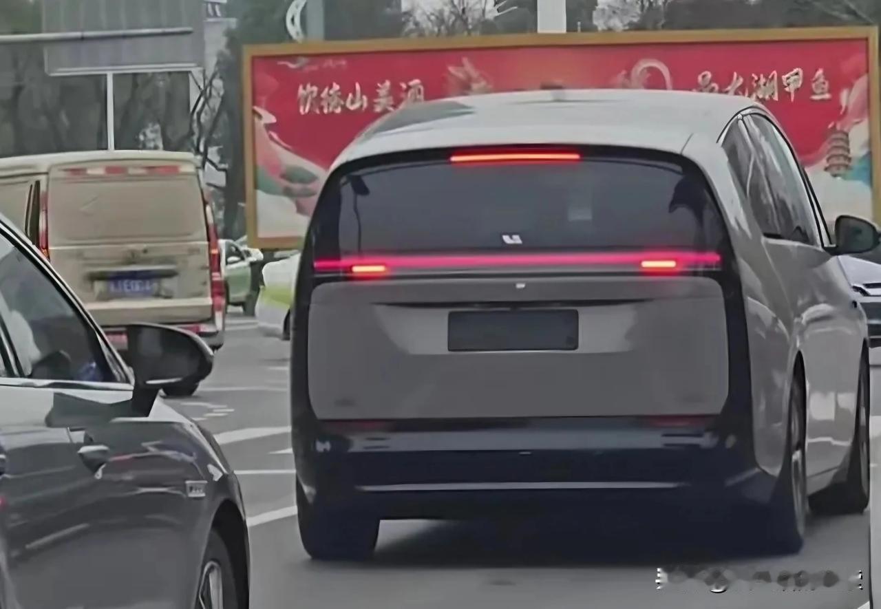 理想汽车犯了三个错误！

首先，他们雇佣了一个不了解中国文化的外国设计师。

其