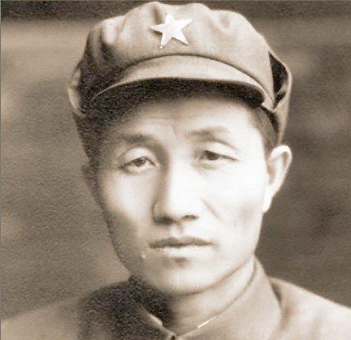 1935年甘肃，参谋长为泄私愤故意拖延全军2小时，马家军骑兵杀到，若非悍将韩先楚