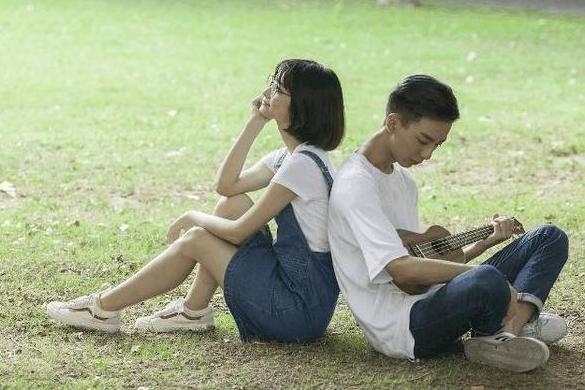 一位蒙古族汉子年轻时搞对象，十六七岁在琴房里连手都没摸过，就被人传得满城风雨。