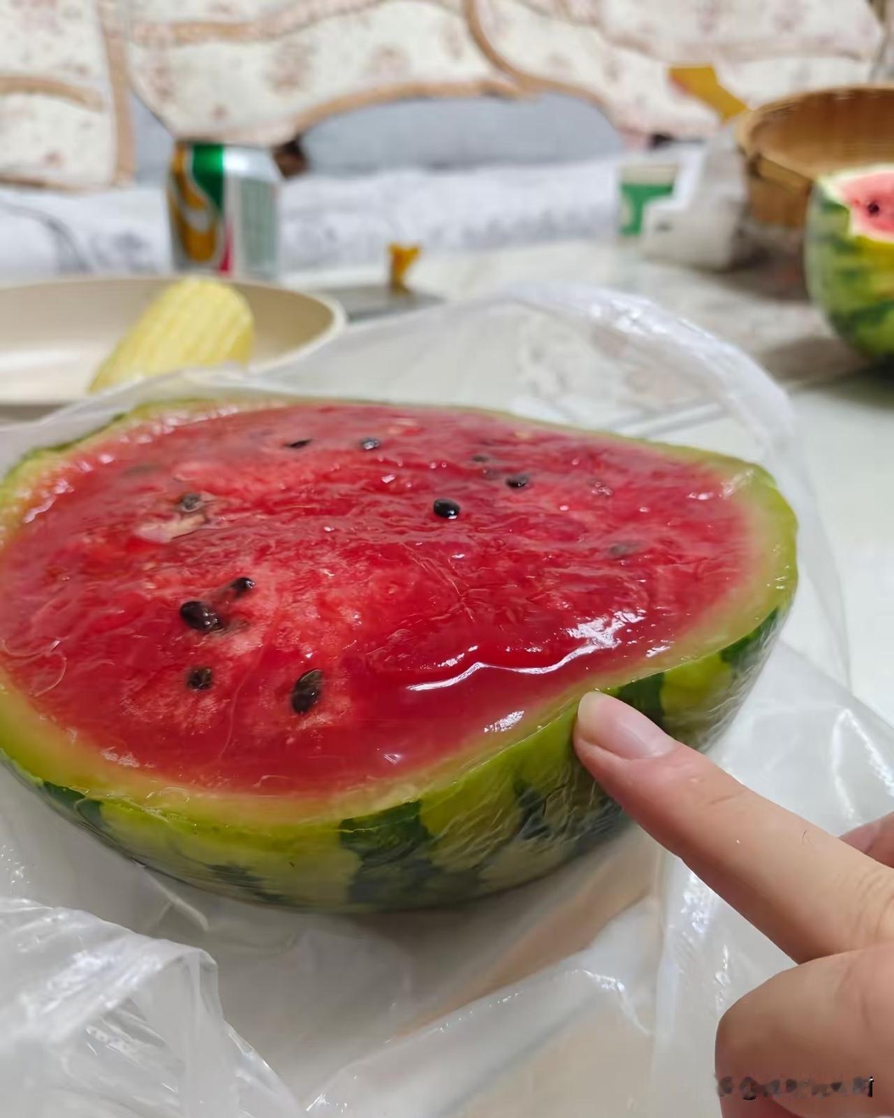 之前网上流行冻水果说好吃，我跟着冻，结果邦邦硬根本就咬不动，等化了就成这样了