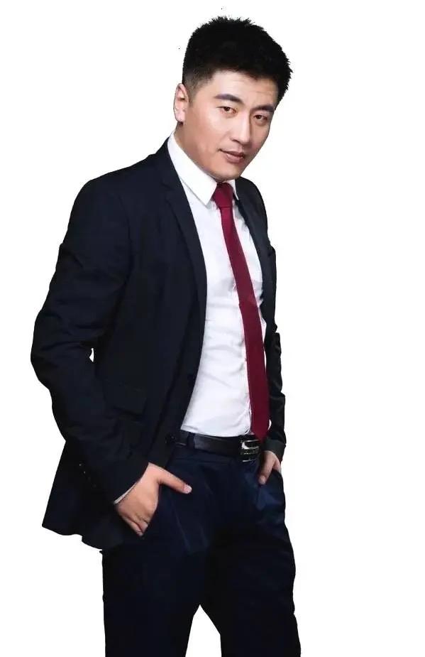 张雪峰绝对是教育界的风云人物。他1984年出生于黑龙江，毕业于郑州大学，创立峰学