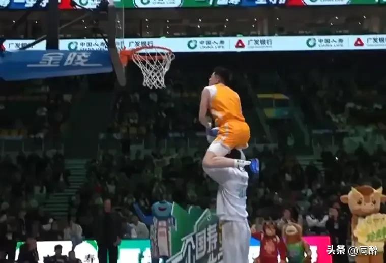 CBA全明星赛正在火热进行中，上半场南方明星队暂时以85比82领先北方明星队。