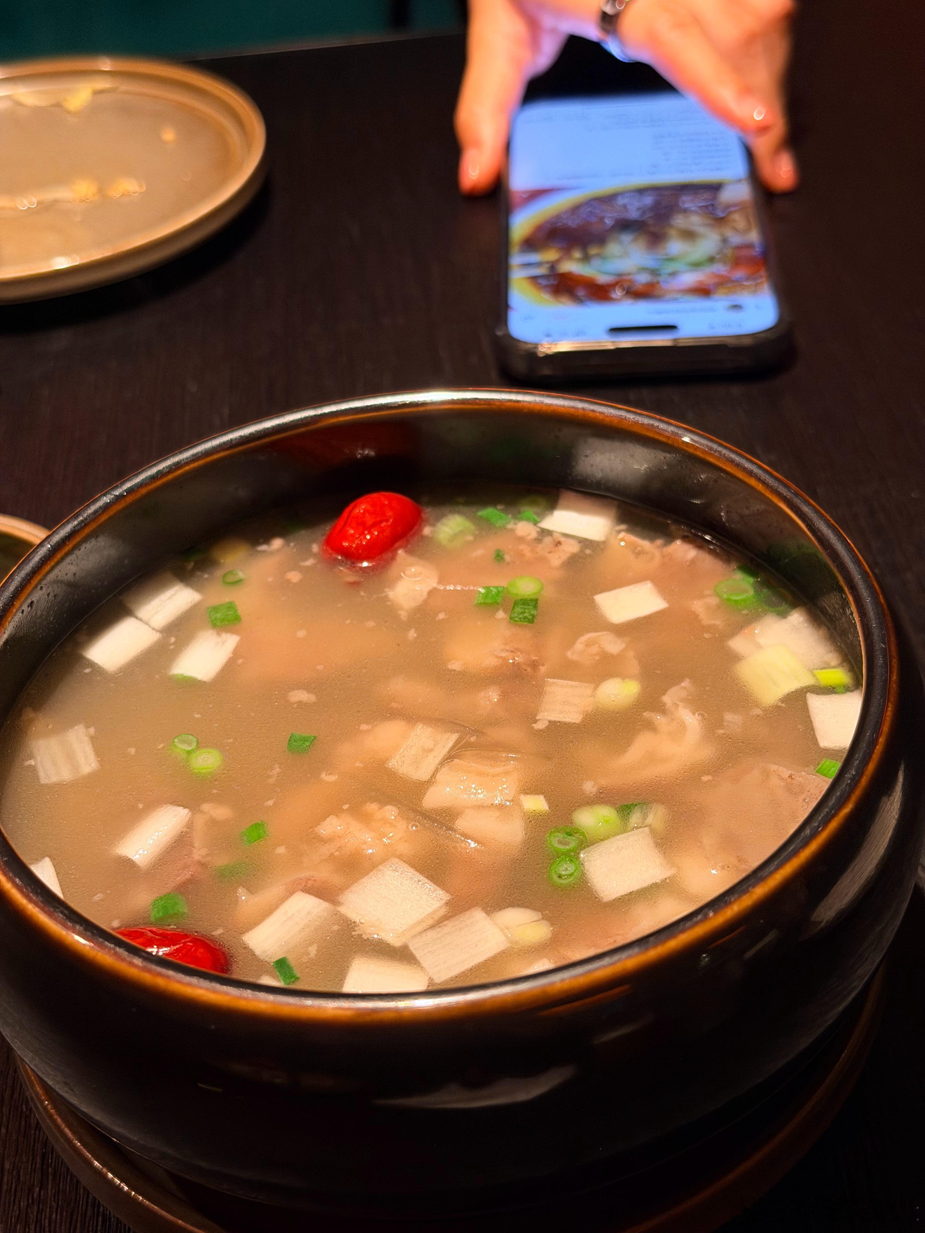 太古汇最近新开了家韩国菜，叫“漫巷”，味道不错。【牛排汤】鲜香清甜，而且里面真的