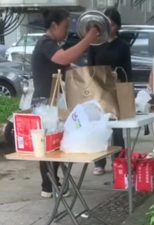 浙江一名女生暑假摆摊卖饮品体验生活，没想到对面摊位的老板竟然指责她抢生意，直接将