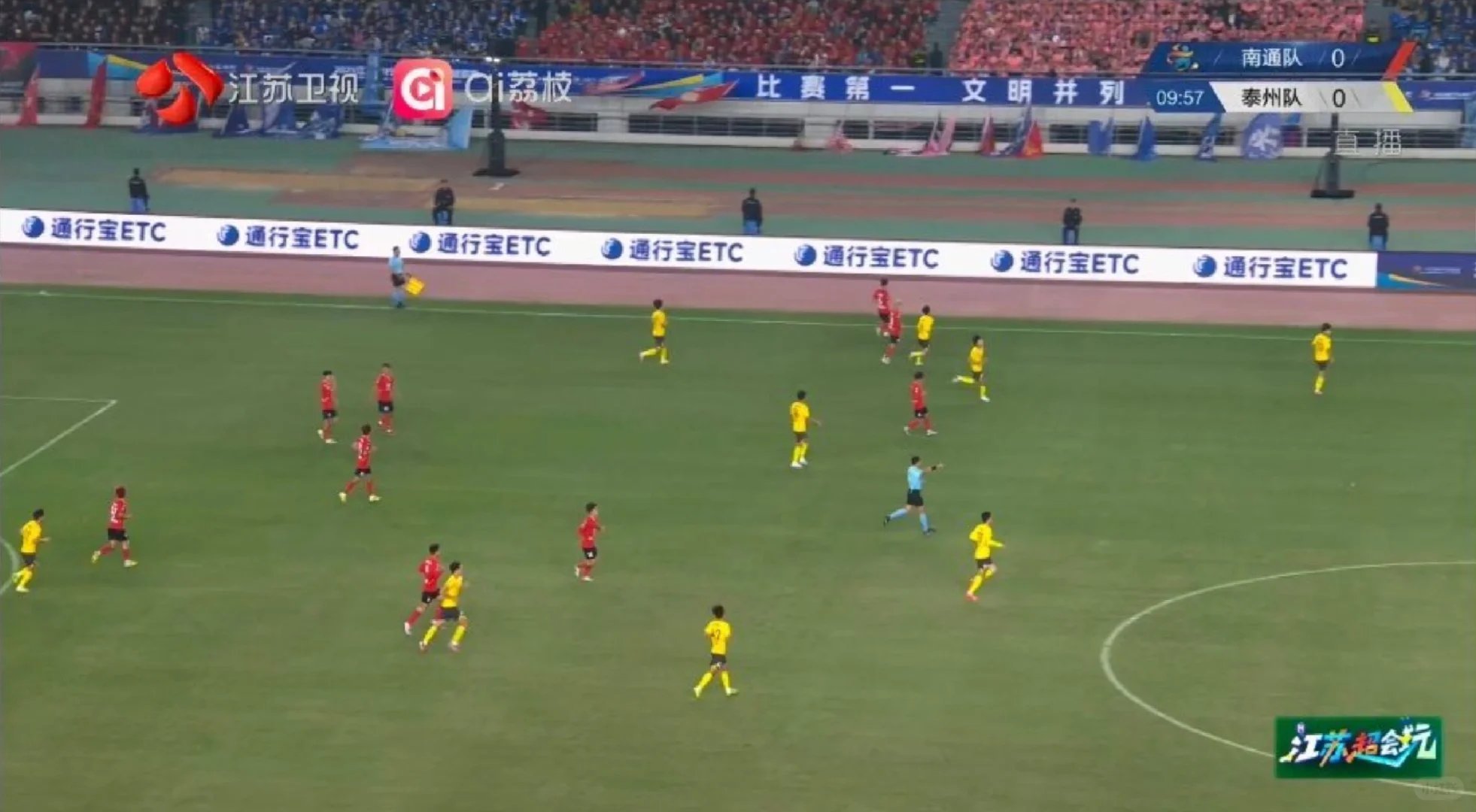 苏超总决赛人人人人11月1日江苏省城市足球联赛决赛南通队主场对阵泰州队，90分钟