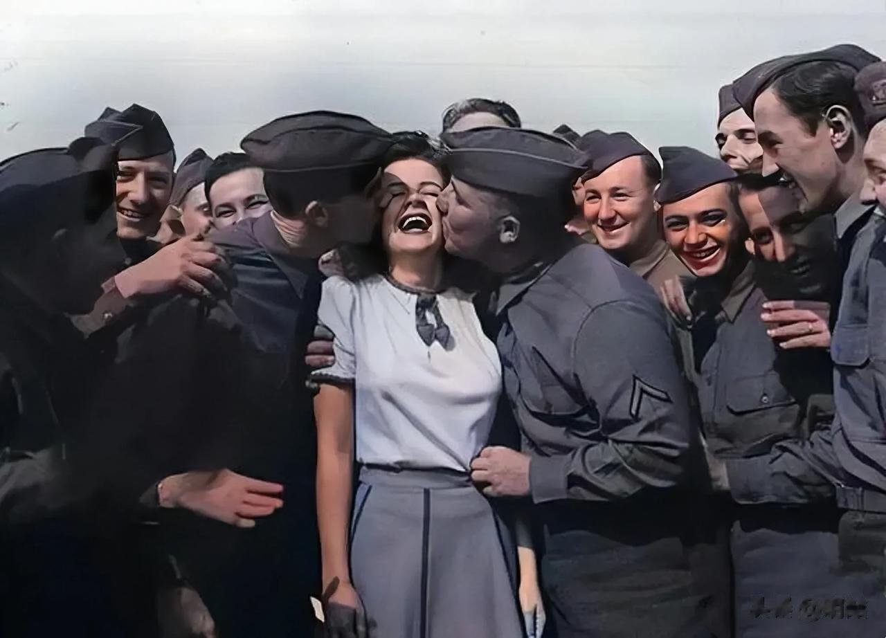 这张照片非常刺激人的眼球，照片拍摄于二战时期，在美军内部，一名著名的女明星正在跟