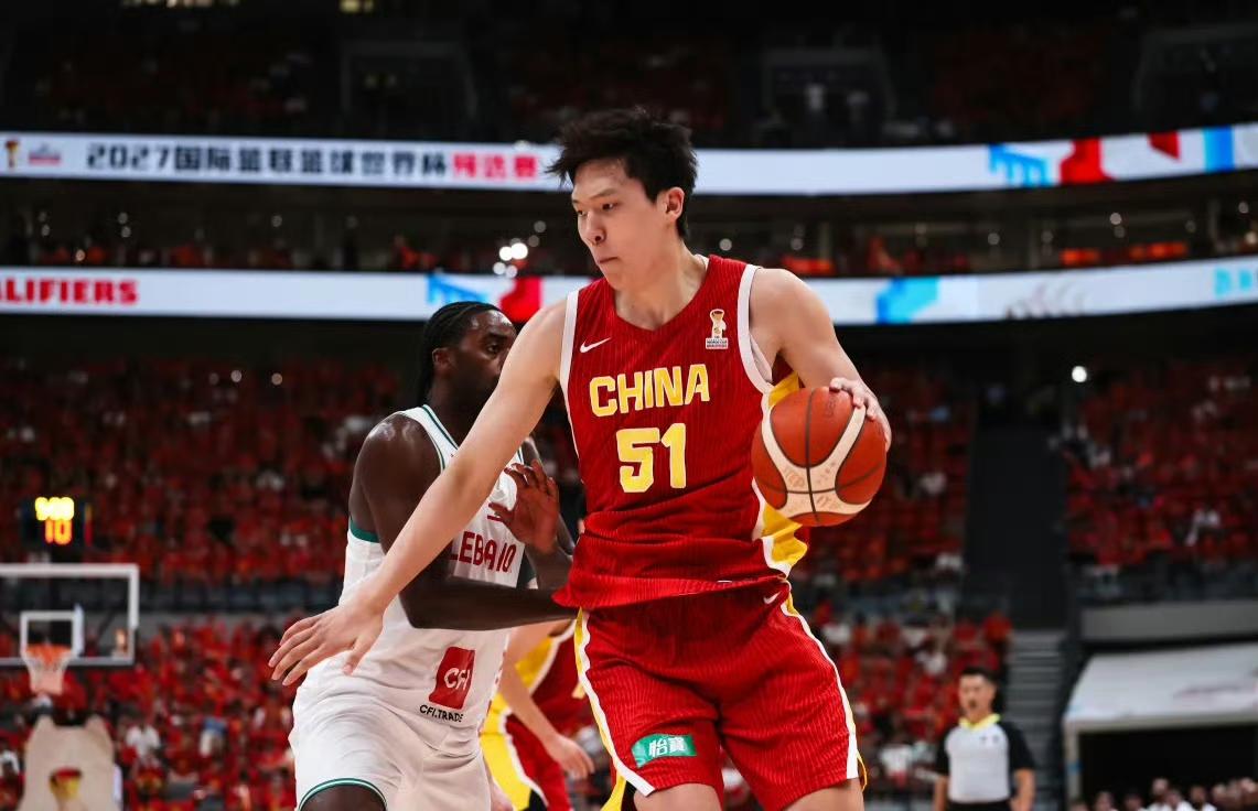 我了个去，这还是中国男篮？！杨瀚森今天太炸裂了。
就说最后一个绝杀球，杨瀚森刚开