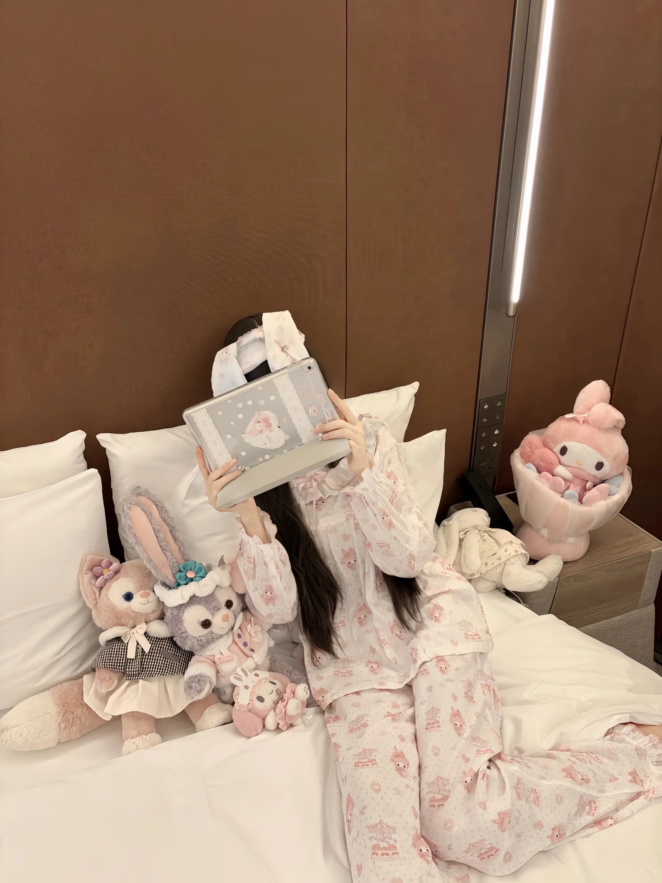 唉 我只想当一个染头发做美甲 每天都漂漂亮亮的然后又有漂亮衣服穿 去很...