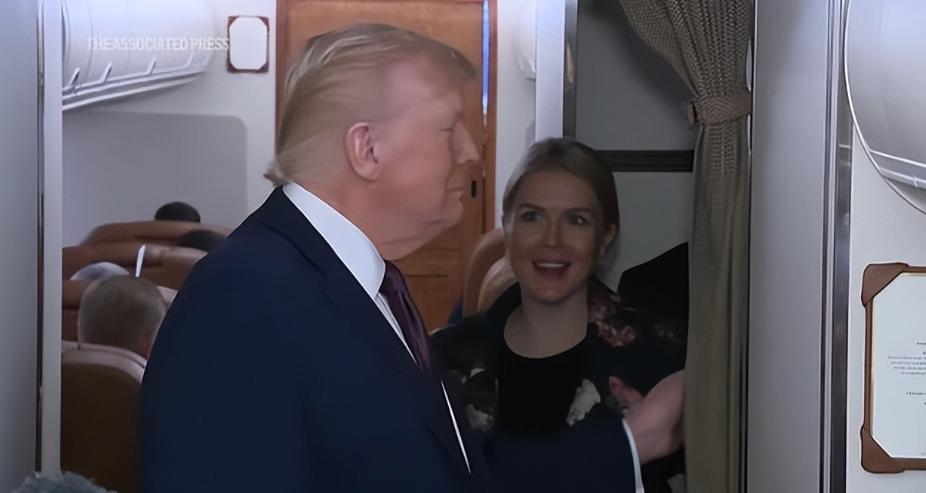 【“空军一号”上，特朗普又拿新闻秘书开玩笑】当地时间周日，在状况频出的“空军一号