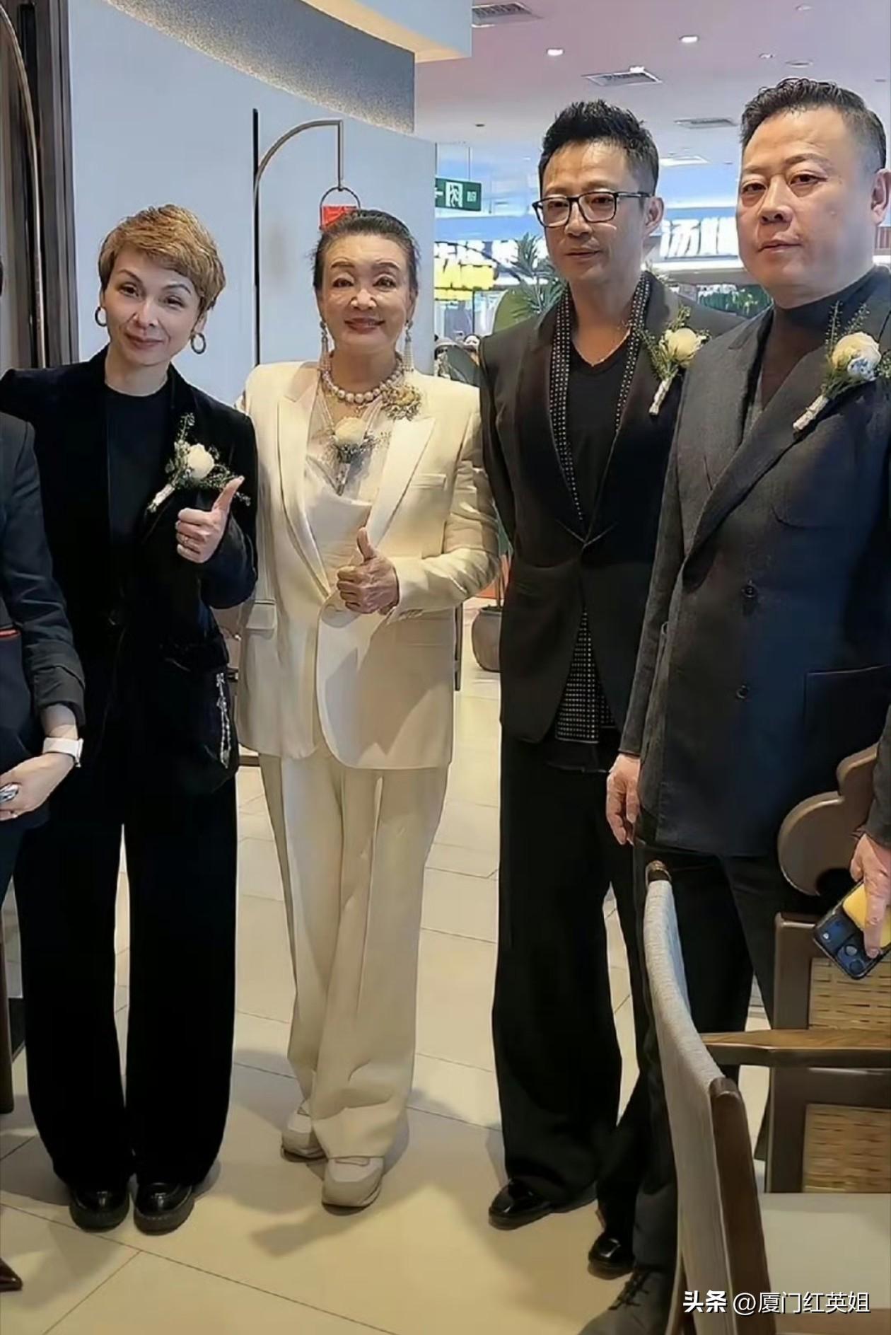 看来张兰汪小菲真是懂流量的
大伙刚为张兰台北受气离开而热议
结果汪小菲张兰母子又