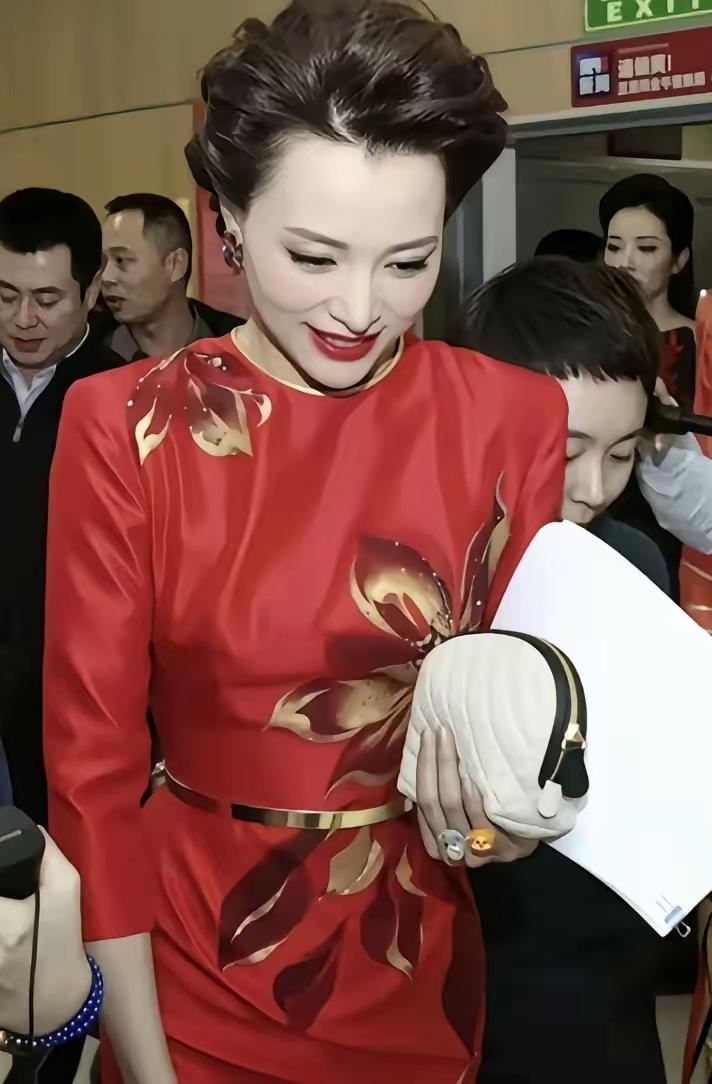 这张照片有年头了
你们认识这位美女吗？
她长着一副国泰民安脸，穿着衣服很喜庆，就