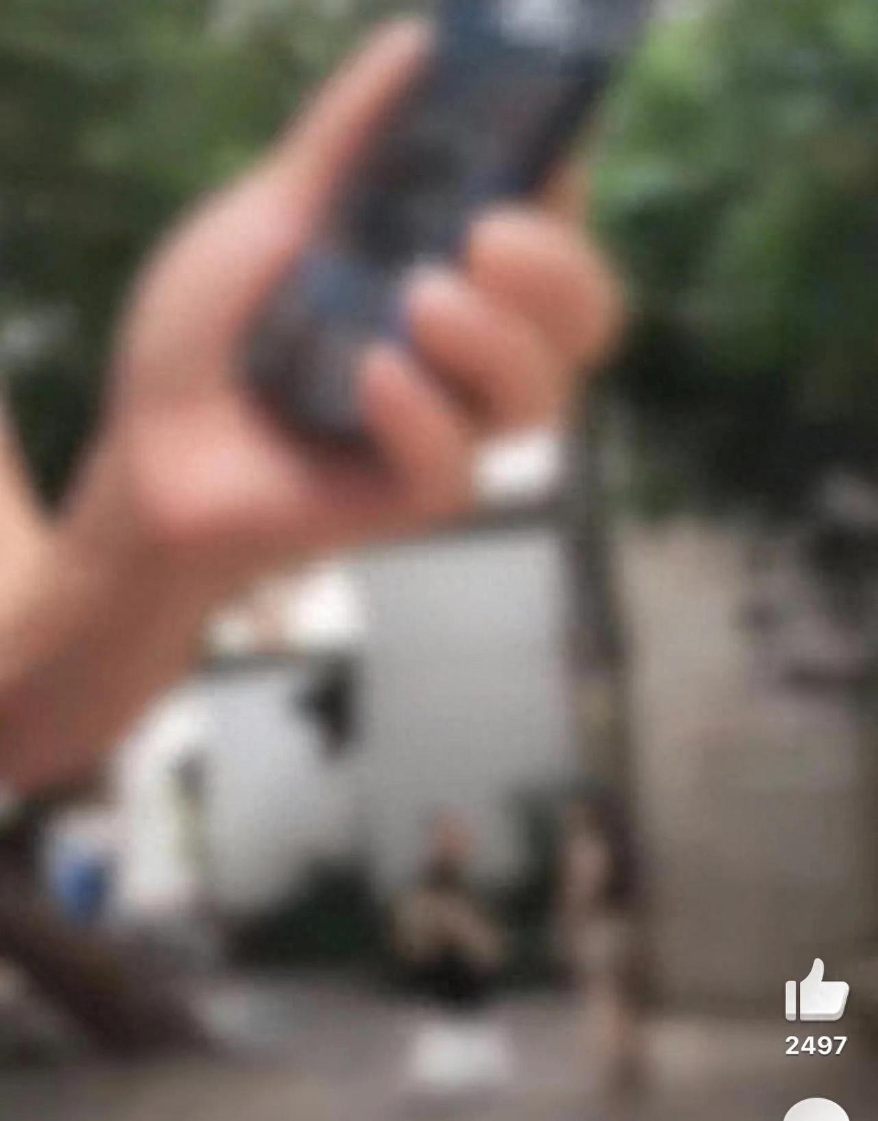 8月6日报道，景区里，女子怀疑大爷偷拍，瞬间陷入紧张与不安的状态。当场就要翻大爷