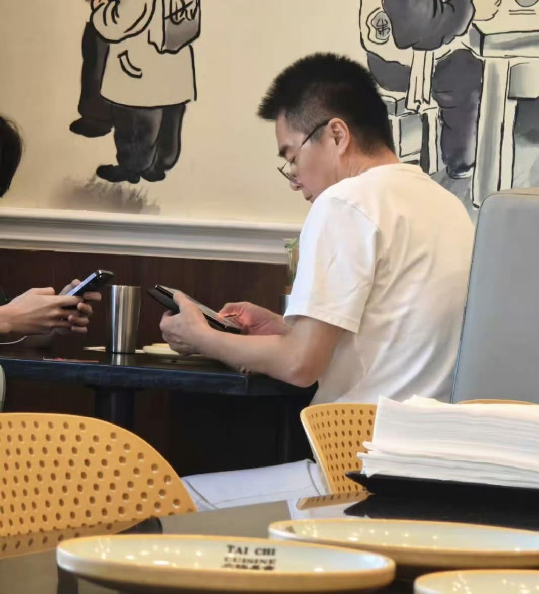 许亚军被曝现身美国，
缺席前妻何晴葬礼引两极争议，
12月16日，有网友在美国餐