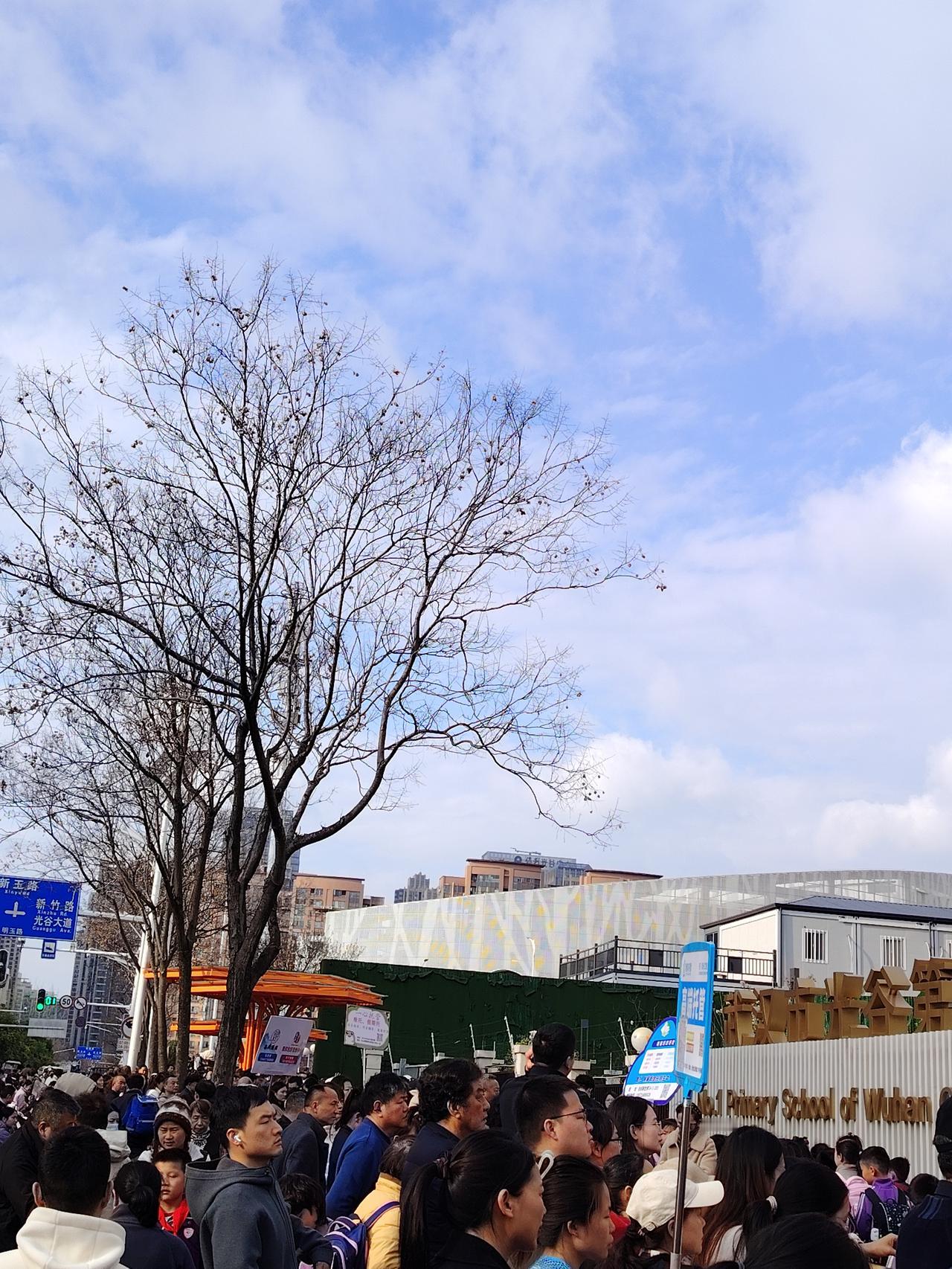 美丽的蓝天白云下，家长们接孩子放学的热闹场景！
