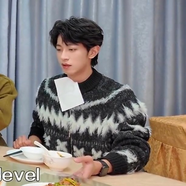 给自己戴口水巾有点太萌了吧🐰 