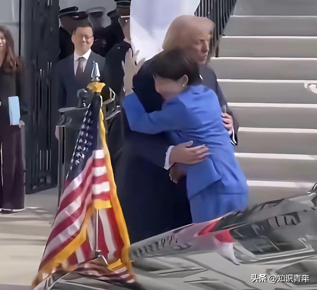 日本首相把献媚，恐美，献美，低三下四演到了极致。

​​​​​​高市早苗出访美国