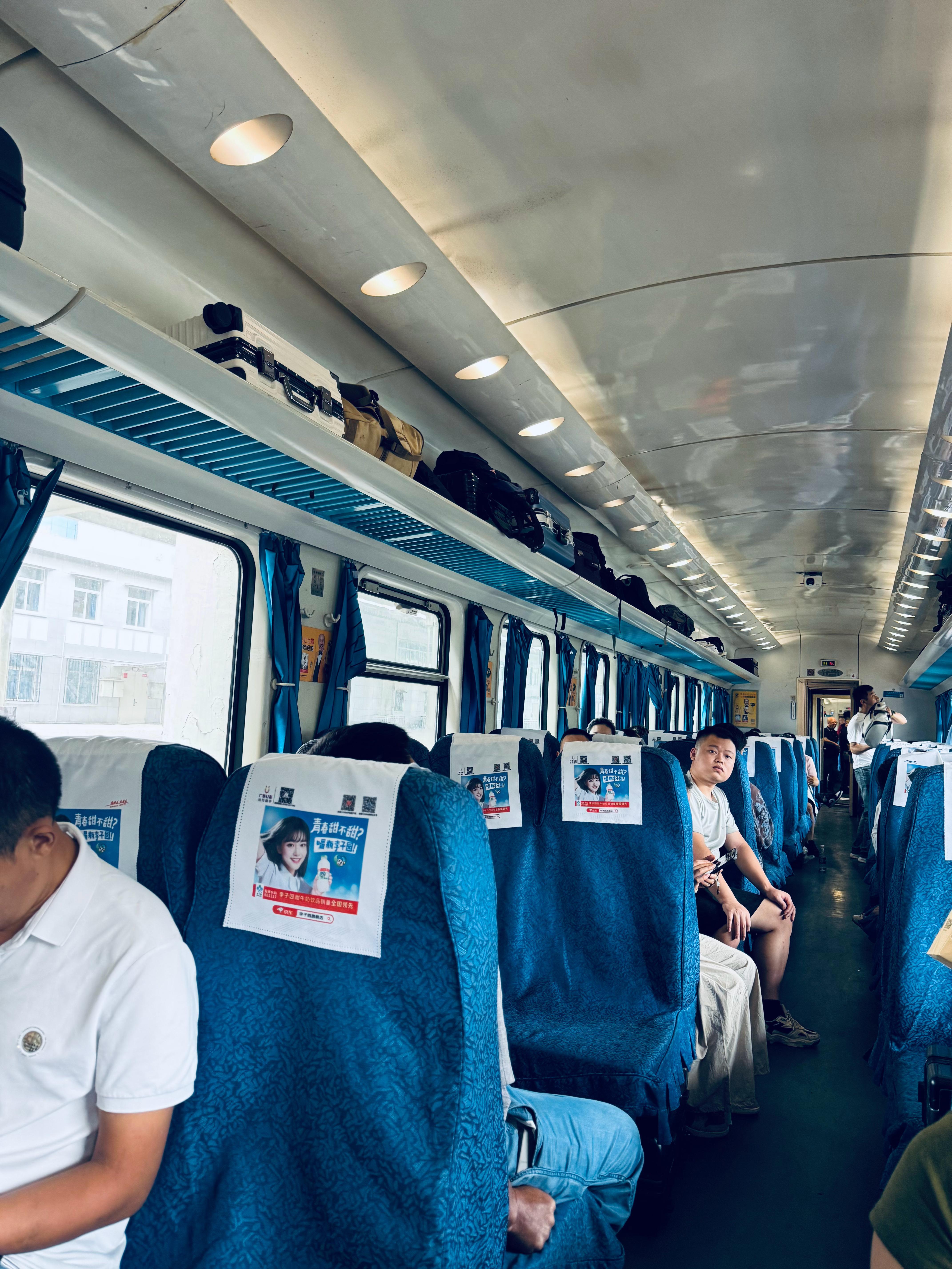 这个绿皮火车，靠背不能调[允悲]好想睡觉～ ​​​