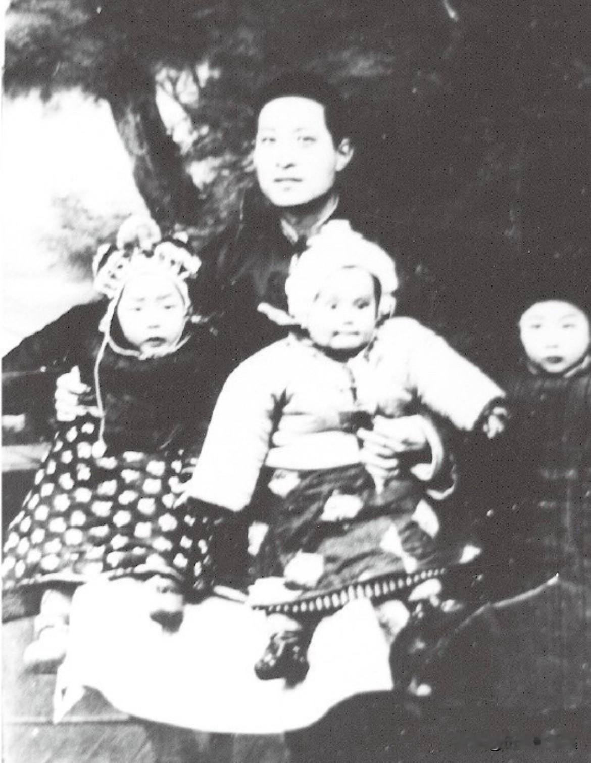 1924年，安徽合肥，中国现代物理学奠基人之一、未来的诺贝尔物理学奖得主杨振宁先