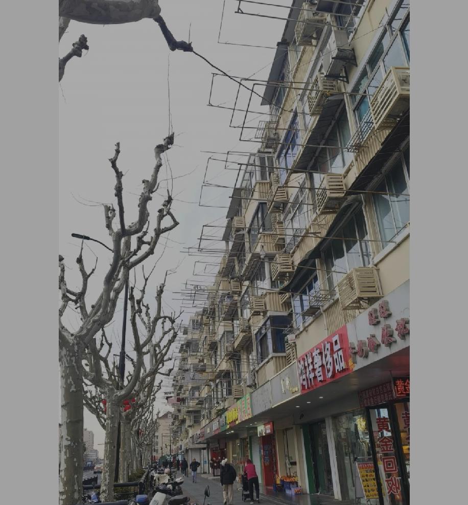 发现上海人是真的超爱晾衣服！在新北泾这边逛的时候，看到好多住户家门口都伸出长长的