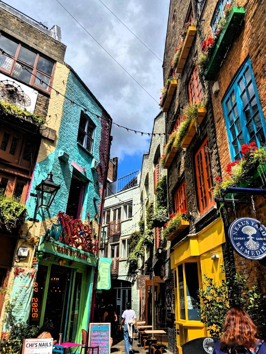 《隐秘小巷的香薰牌子》
伦敦Neal'sYard（尼尔的小院），位于考文特花园附