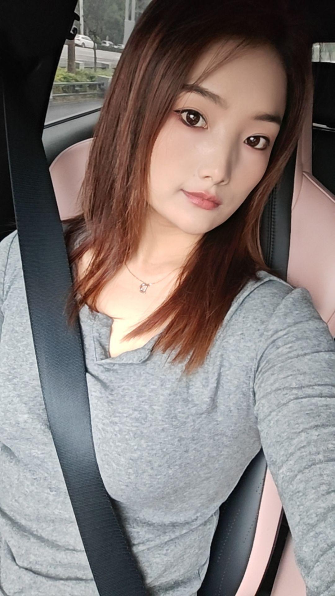 夜深了，城市的霓虹模糊了双眼，那些没说出口的再见，成了心底最沉的秘密...