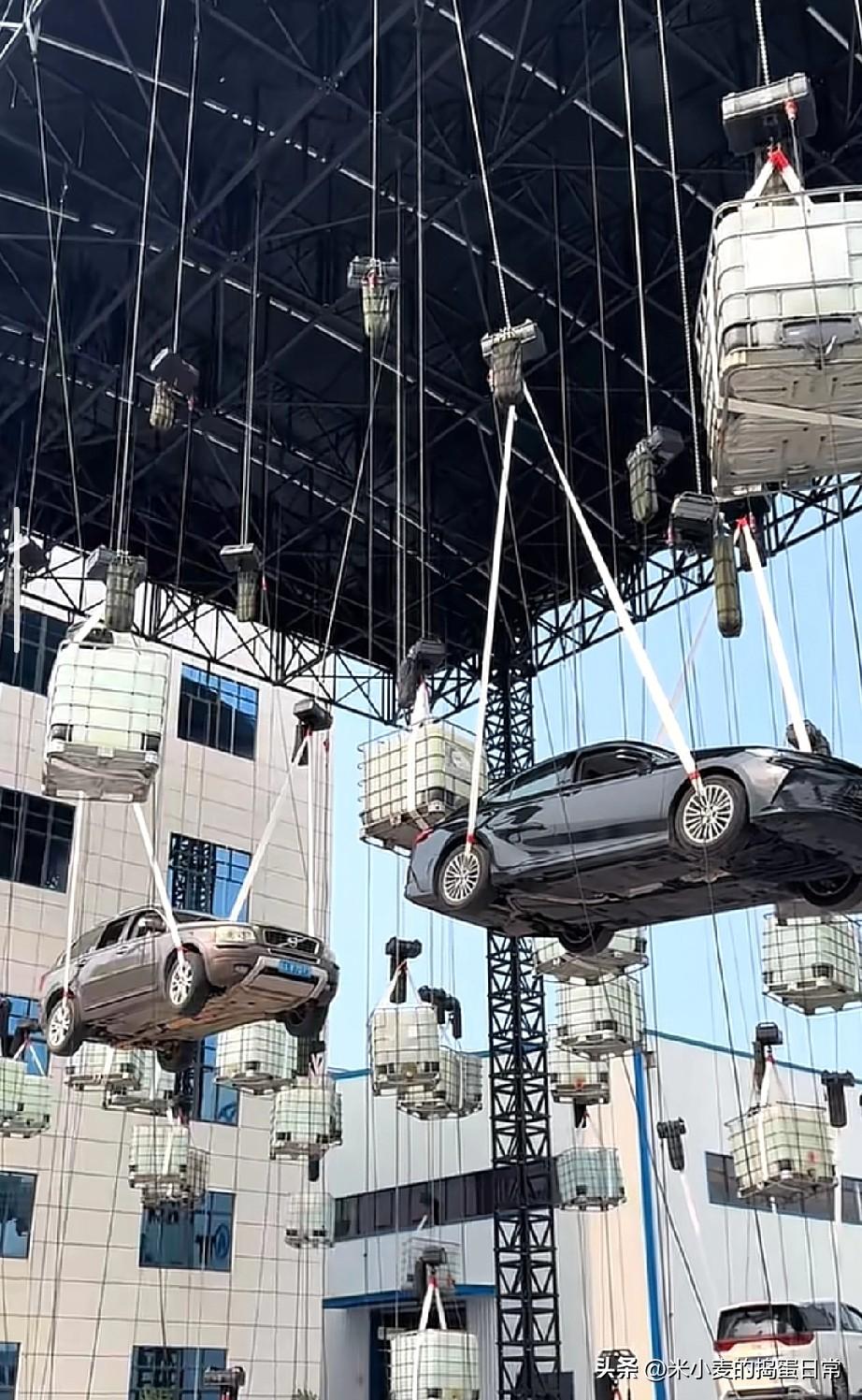 汽车吊上天！舞台测试背后的真相，看完才知有多硬核
 
见过舞台搭布景、吊灯光，你