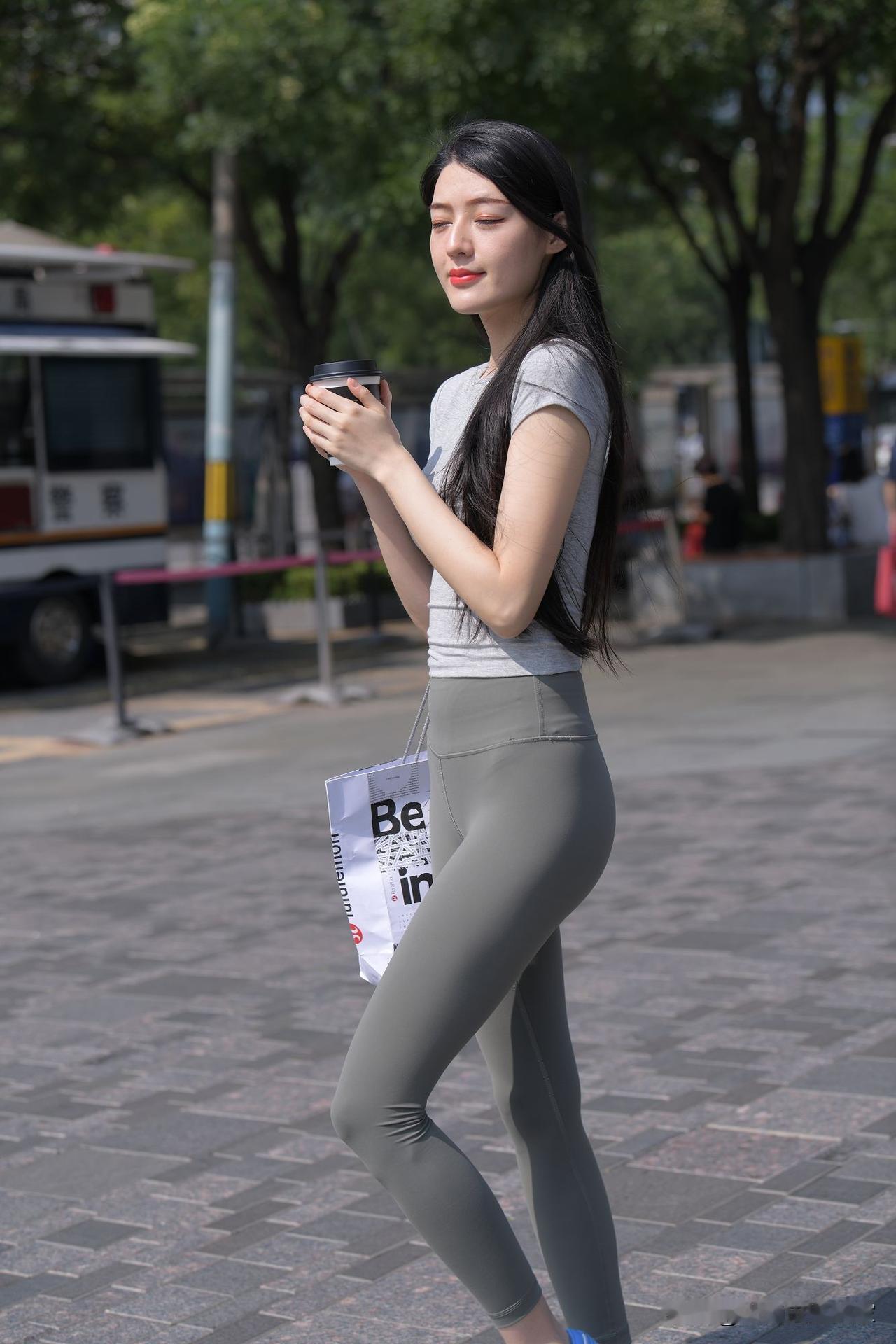 爱彼之貌容兮,香培玉琢,美彼之态度兮,凤翥龙翔.