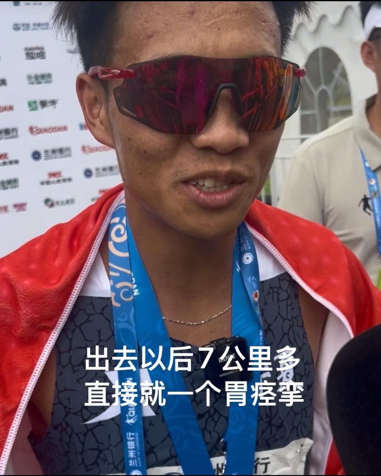 2026兰州马拉松，何杰用一个举动，感动了所有跑者！
 
这场亚运选拔赛，他7公