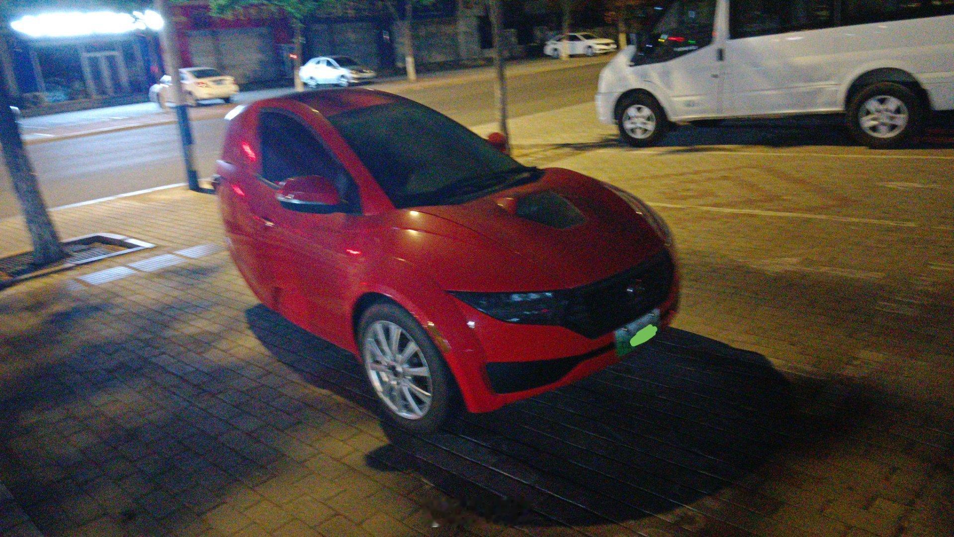 卧槽，这是个什么车？造型好奇特。仔细一看，是个三轮。前面俩轮，后面一个轮。这是个