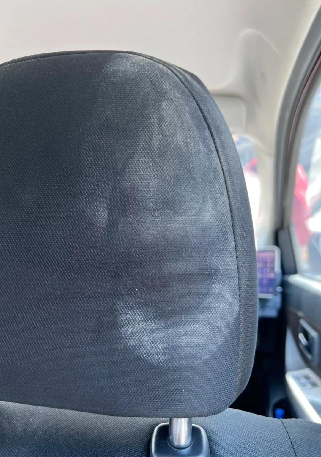 女同事搭车回家，路上不小心急刹车，结果座椅给我弄成了这样！