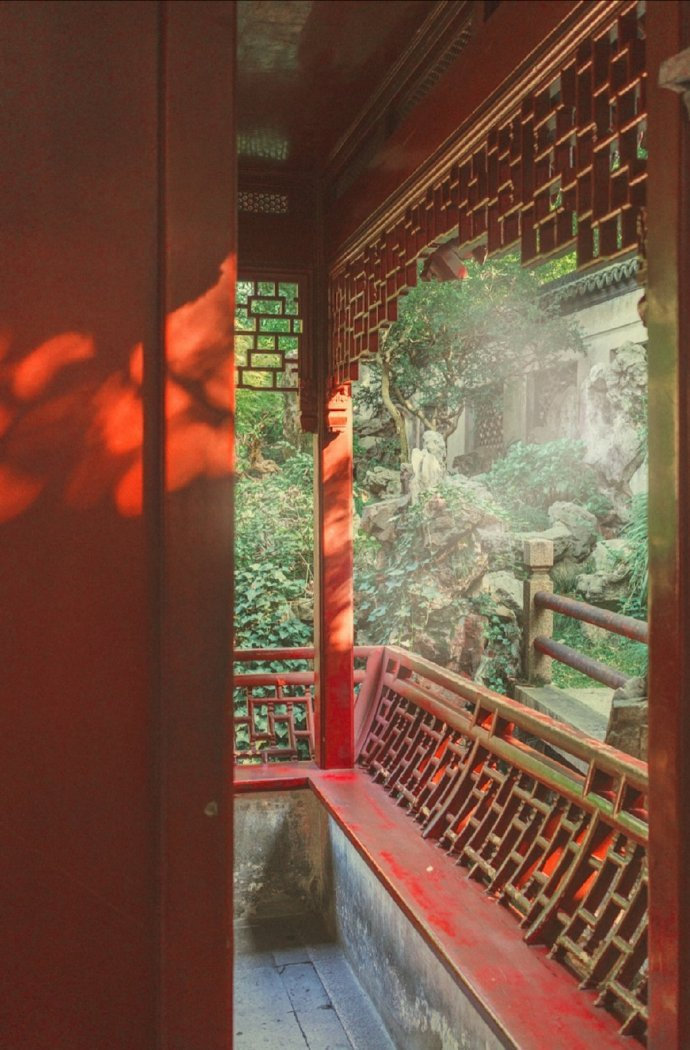 林语堂文字里的语言之美：1、有所谓“蜻蜒掠水”谓笔调之轻松；“画龙点睛”谓提出全