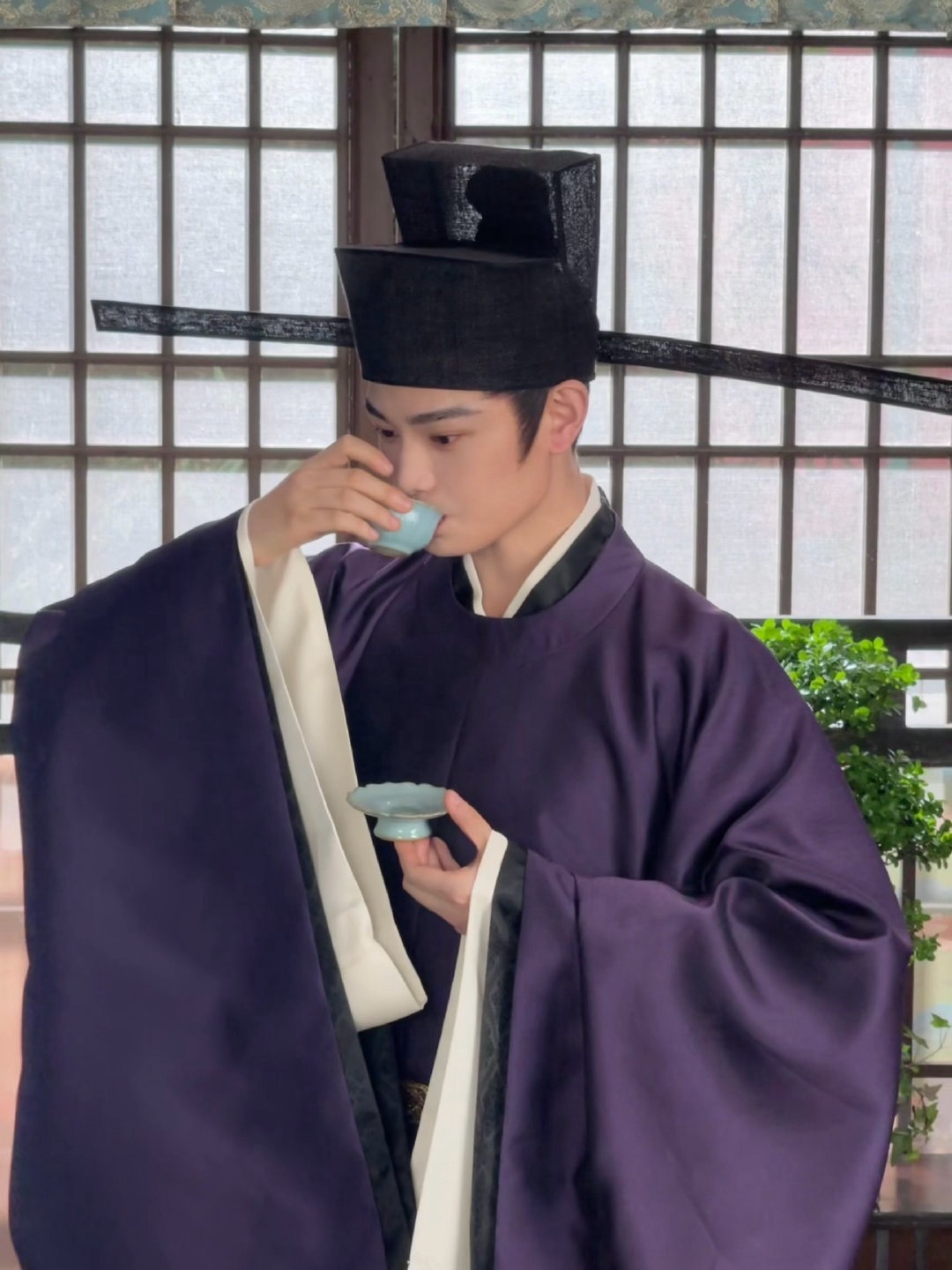 司宫令丁禹兮喝下午茶live图来了呀！丁禹兮赵皑紫衣造型超帅的！