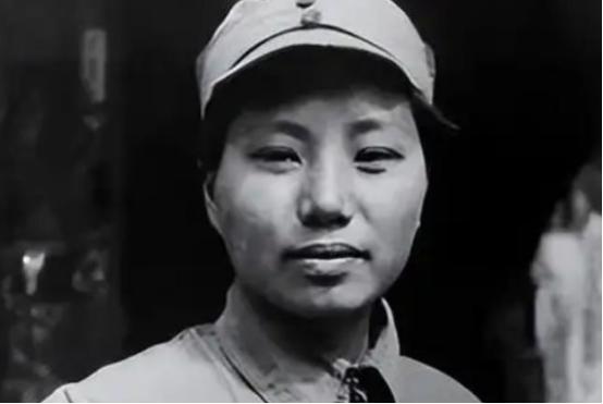 1937年，15岁女红军被敌人抓住，正要被砍头时，一名敌军官走过来，摸摸她的脸：