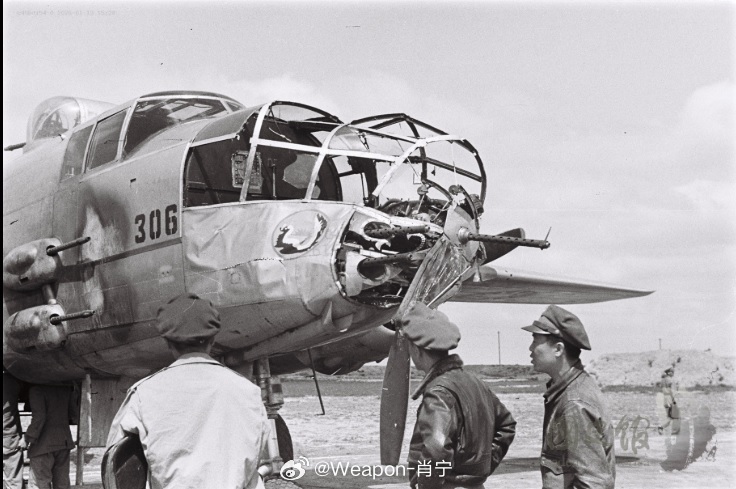 照片中的历史 1947年,济南机场，一架遭军高炮击伤后返航的国民党空军B-25轰