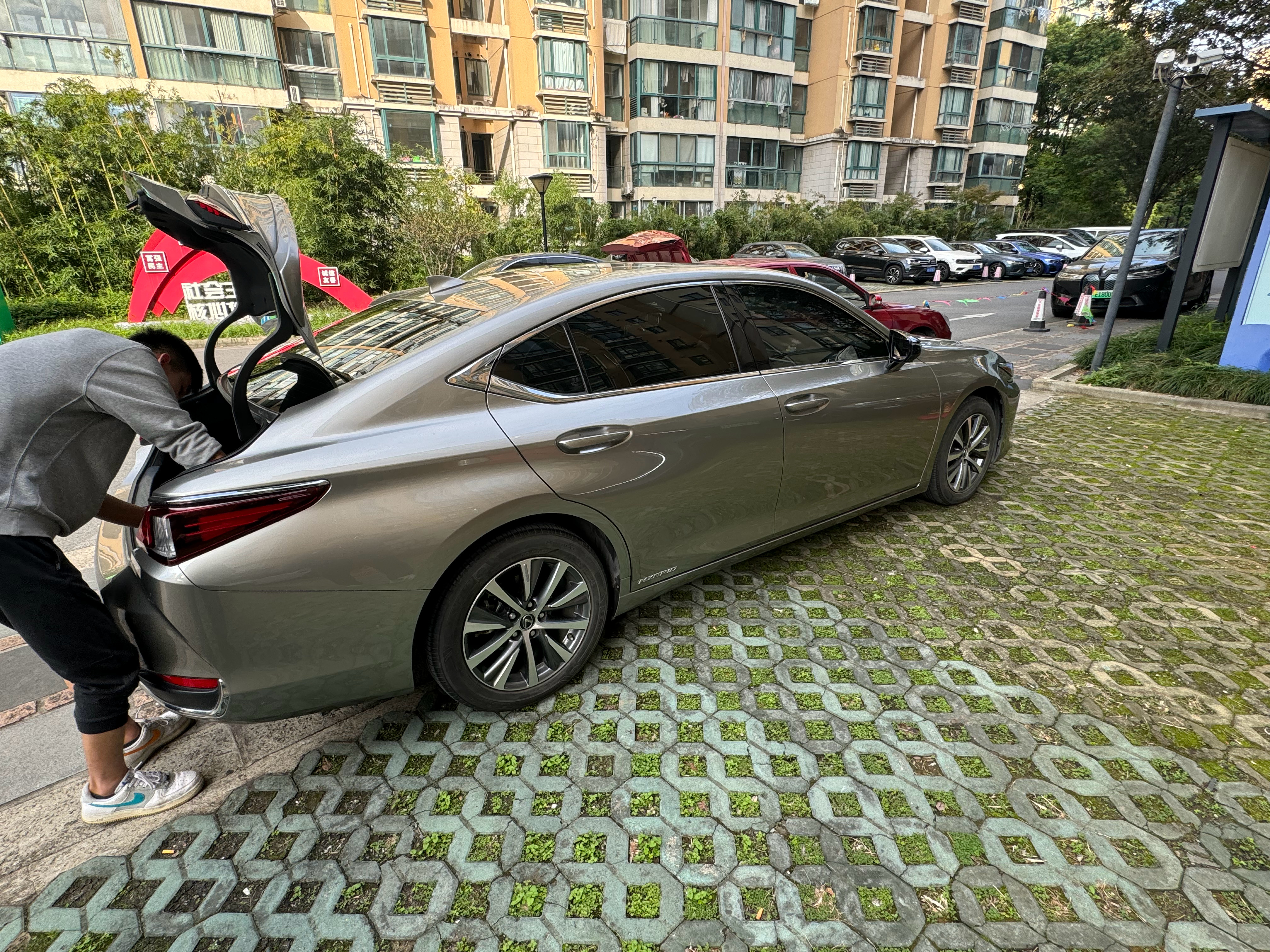 要出门车被挡住了，雷克萨斯ES300h在我战车前面换小电瓶，动不了。车主看我开的